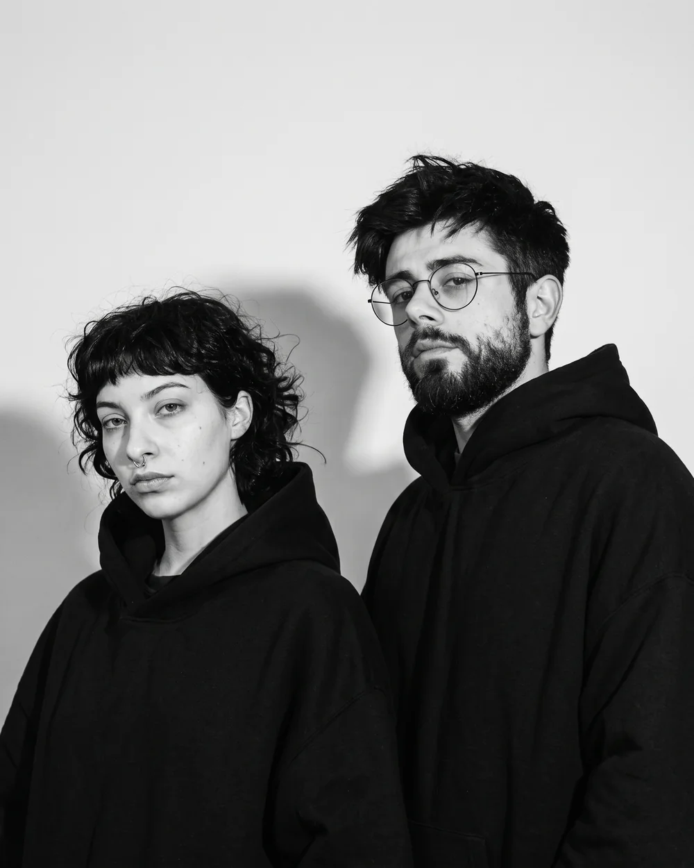 Zespół Taro Media, portret w czerni i bieli